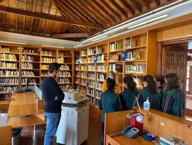 Grupo de escolares visitando una de las salas del CEDOCAM