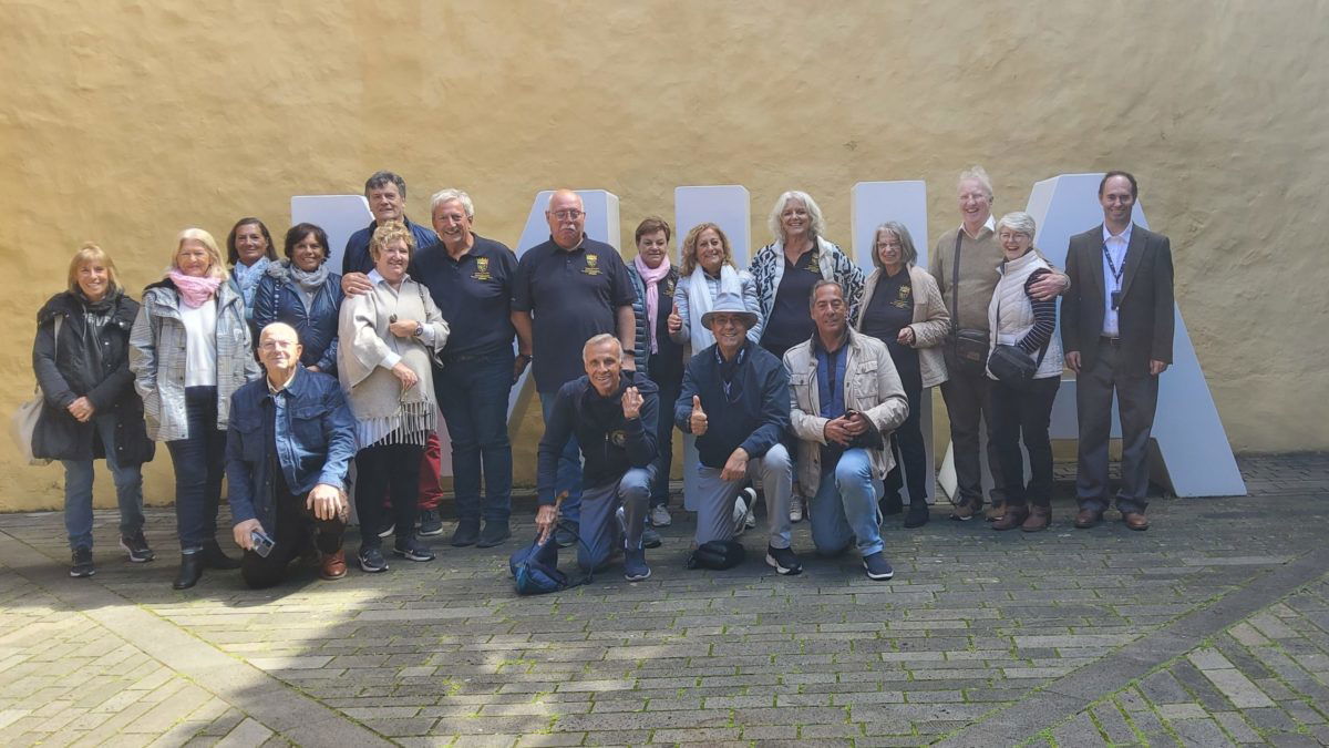 Grupo de la UNICI posando frente a las siglas del MHA