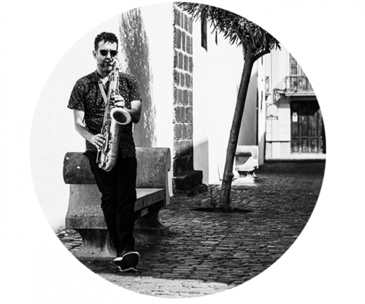 Músico Fran Rodríquez tocando el saxofón