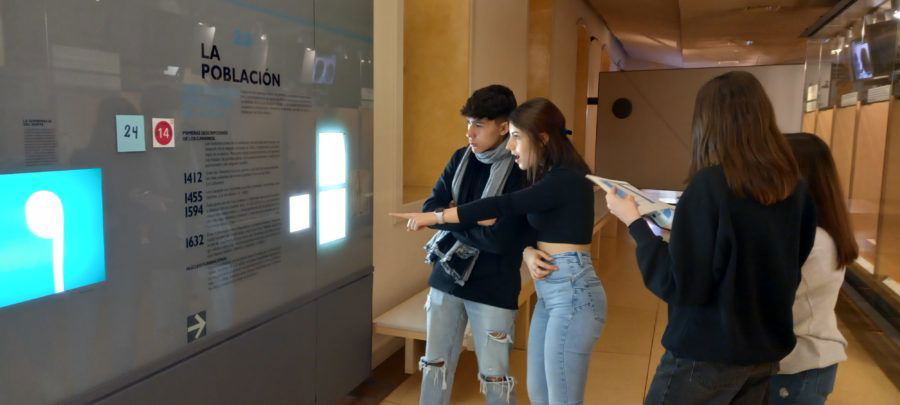 Alumnos de instituto realizando una actividad en el MUNA