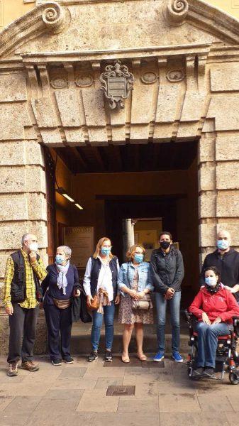 Grupo de visitantes en la puerta principal de Casa Lercaro