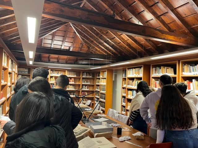 Grupo de alumnos visitando una de las salas del CEDOCAM