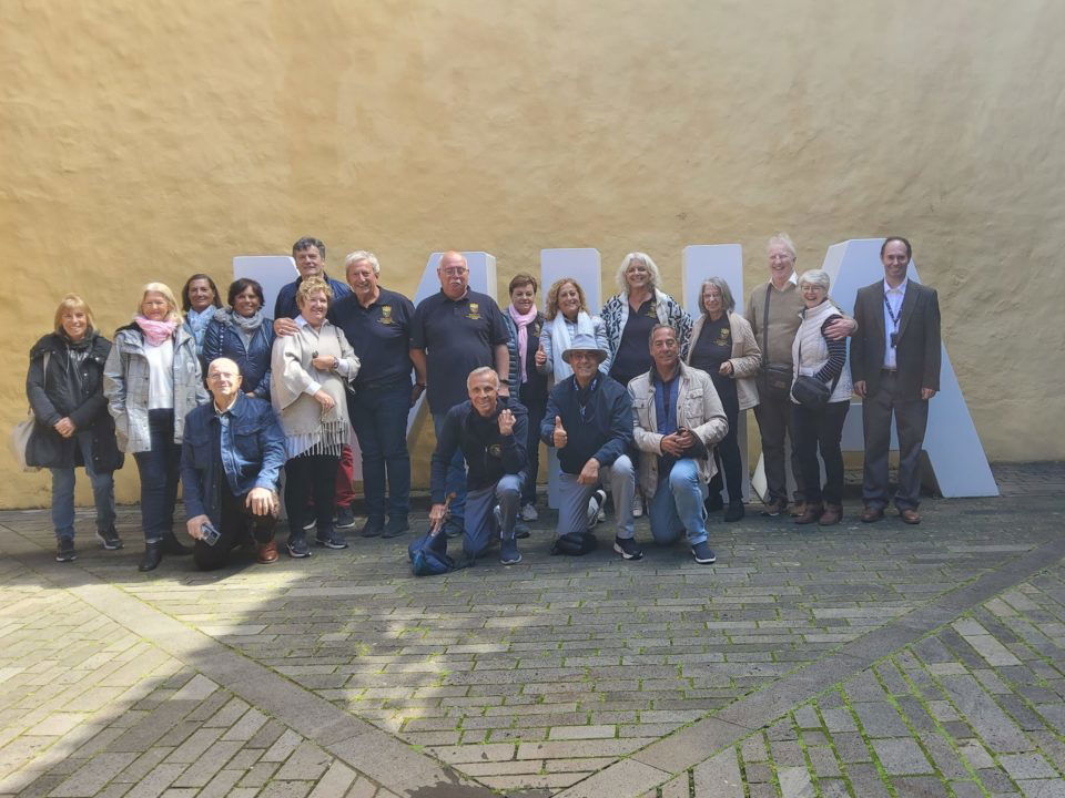 Grupo de la UNICI posando frente a las siglas del MHA