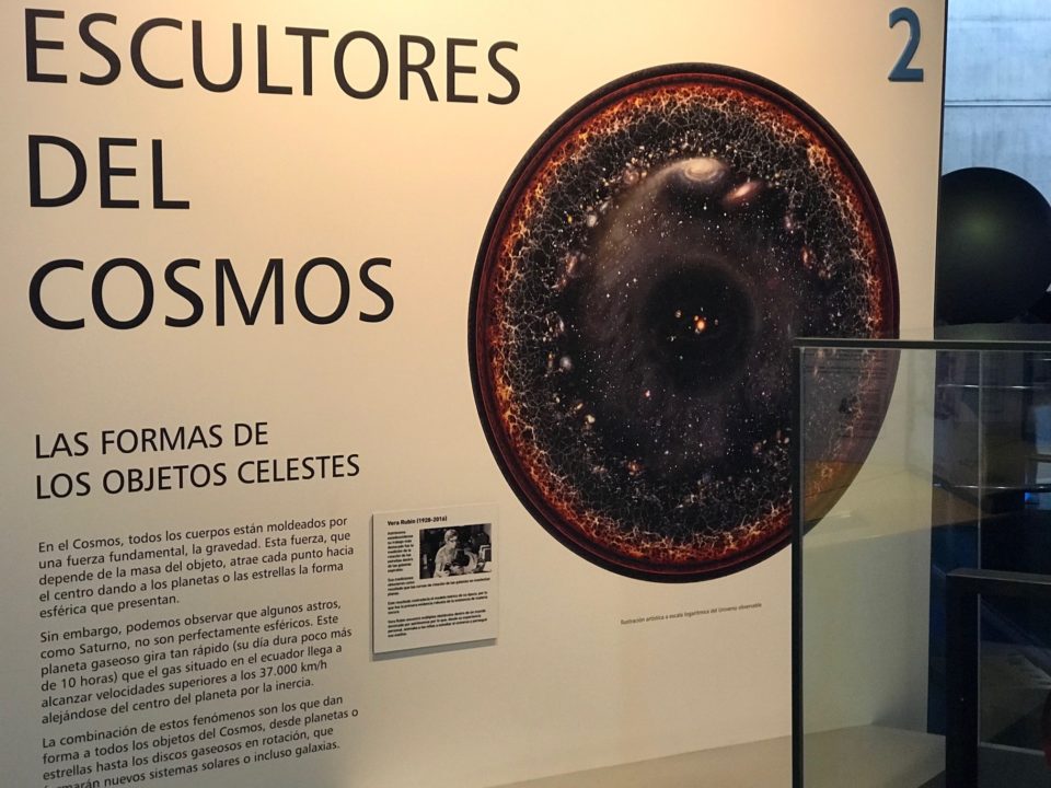 Foto de uno de los módulos del MCC con la nueva información sobre las científicas relevantes de la historia
